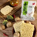 dry-noodles-with-vegetarian-sauce-toona-sinesis-flavor-03.webp