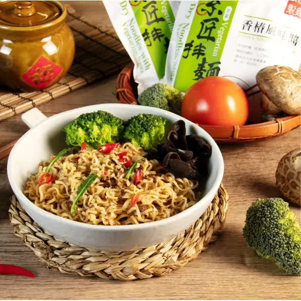 dry-noodles-with-vegetarian-sauce-toona-sinesis-flavor-02.webp